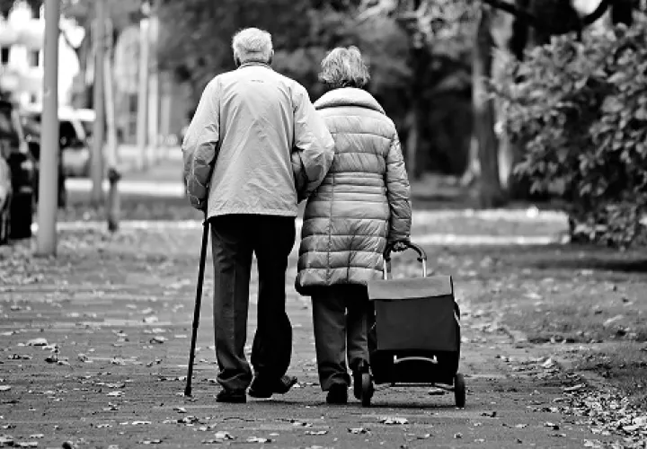 Nada de deprimirse ni ceder terreno a la soledad. Ahora la pareja tiene más tiempo para disfrutar de su compañía, pasear y realizar actividades que solía posponer por atender los hijos. Foto: Pixabay.