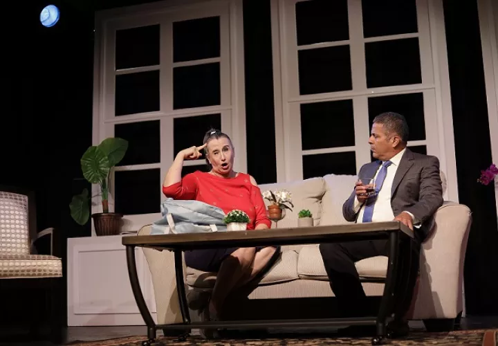 Mónica Miguel y Marko, en la comedia "Mentiras verdaderas", en Teatro La Estación. Foto: Aurelio Herrera Suira.