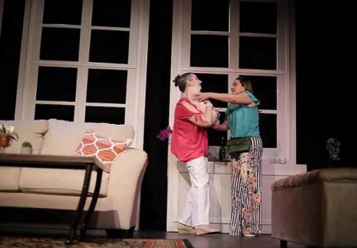 Mónica Miguel y Yilka Arosemena en el montaje "Mentiras verdaderas", que dirige Edwin Cedeño, en Teatro La Estación. Foto: Aurelio Herrera Suira.