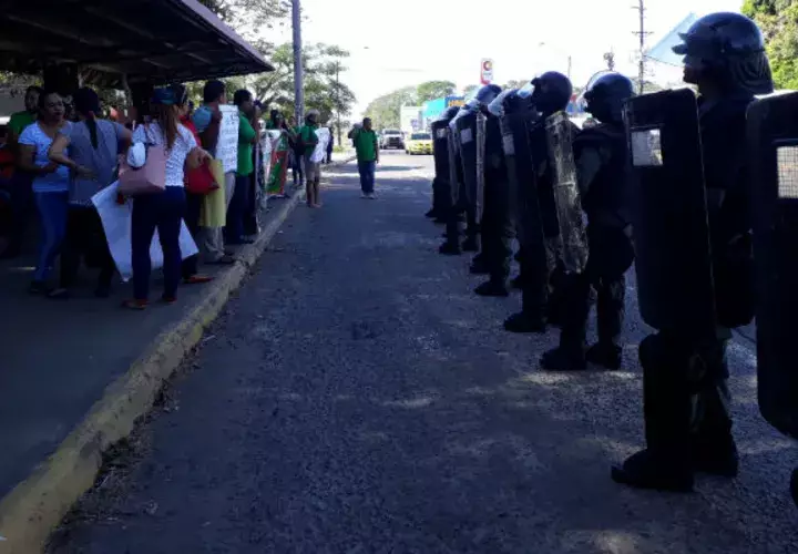 Los maestros se mantienen gritando consignas en David, provincia de Chiriquí. Foto: José Vásquez. 