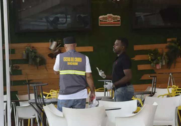 Autoridades buscan evidencias en el bar donde fue baleado David Ortiz. Foto: AP