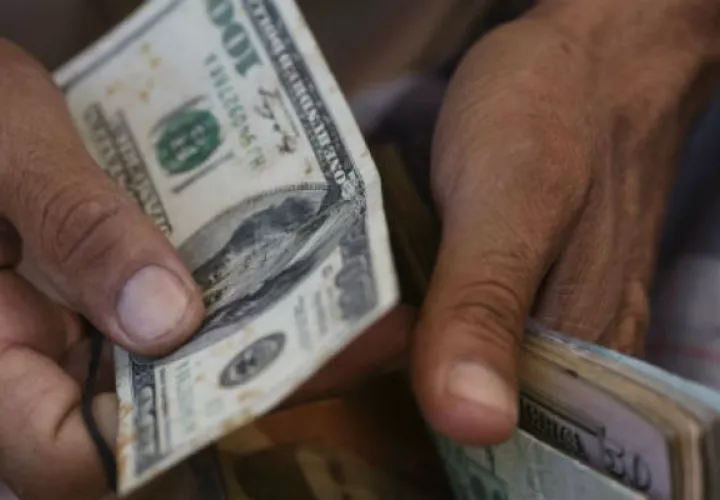 En el año 2013 se aprobó el proyecto de Ley No.686, que modificó la Ley 52 de 16 de mayo de 1974, para que el salario base del pago de décimo tercer mes para los servidores públicos sea de $550. 