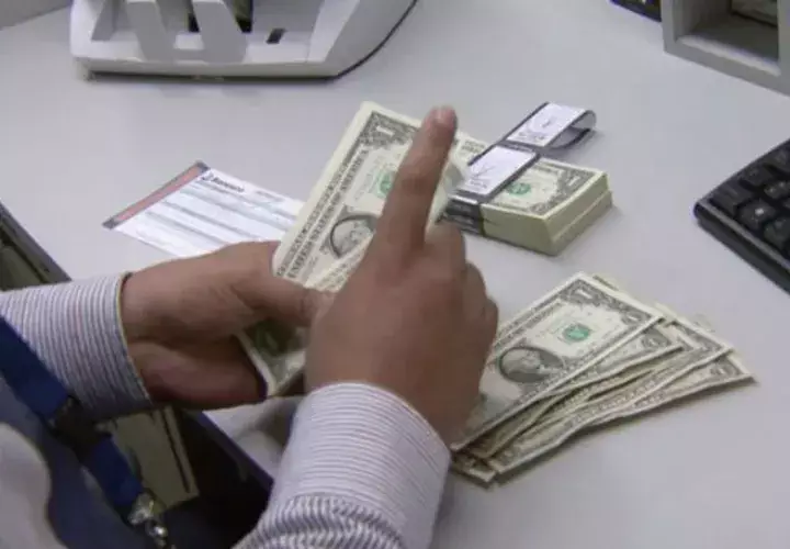 El décimo tercer mes es un salario adicional al año que reciben todos los trabajadores y se divide en tres partes iguales.
