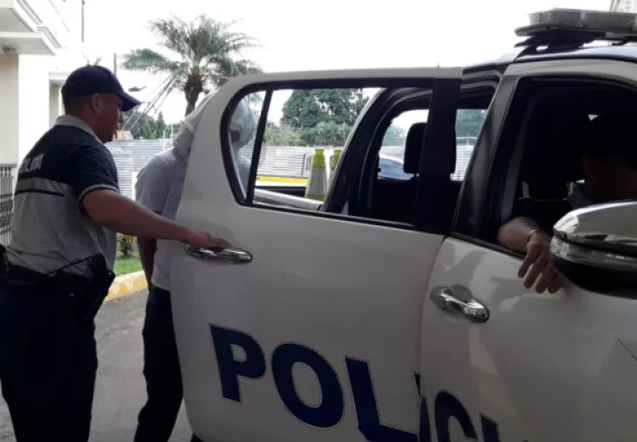 Al momento de realizar la revisión dentro del vehículo Hyundai se observó una bolsa y dentro encontraron 13 paquetes rectangulares de cocaína. Foto/Mayra Madrid