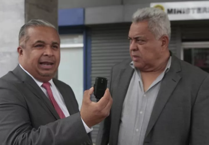 El abogado Roiniel Ortiz muestra el dispositivo que fue encontrado en el automóvil del jurista Alejandro Pérez. 