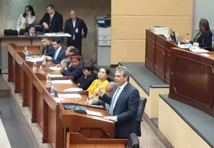 El defensor del pueblo, Alfredo Castillero Hoyos, compareció ante el pleno de la Asamblea Nacional.