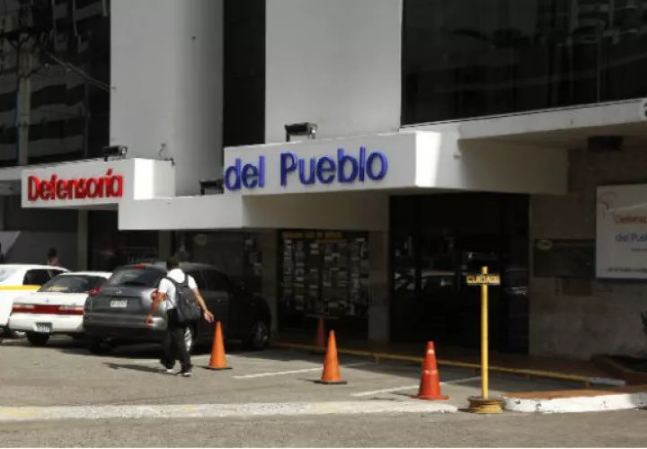 La exsecretaria general de la Defensoría del Pueblo denuncia que se está politizando esa institución.