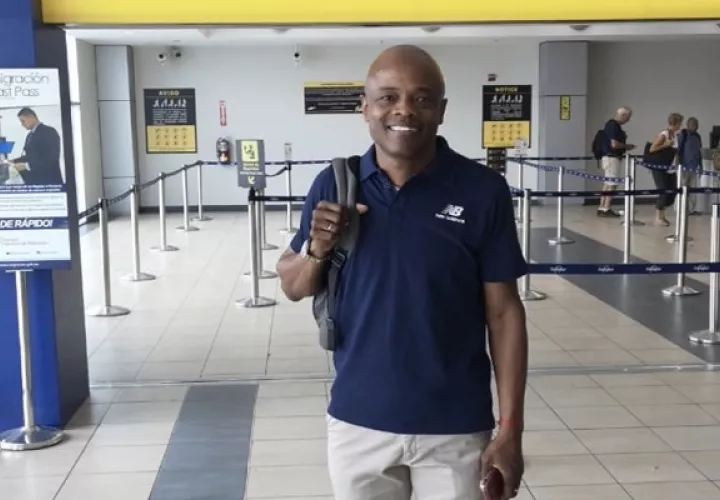 Julio Dely viajó hoy a Estados Unidos.