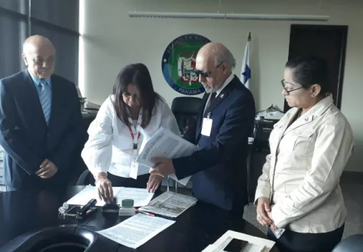 Miembros de Fedap presenta la denuncia la Secretaría General de la Asamblea Nacional. Foto: Víctor Arosemena