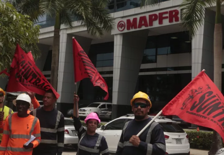 Ayer, obreros del proyecto paralizado realizaron una manifestación frente a la sede de la aseguradora, en Costa del Este. Foto de Víctor Arosemena