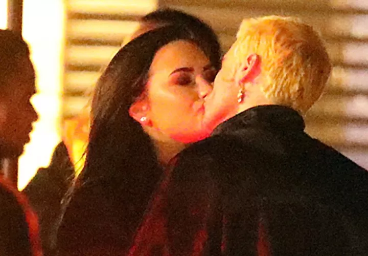 Demi Lovato cuando besa a Henry Levi. /Foto: www.usmagazine.com