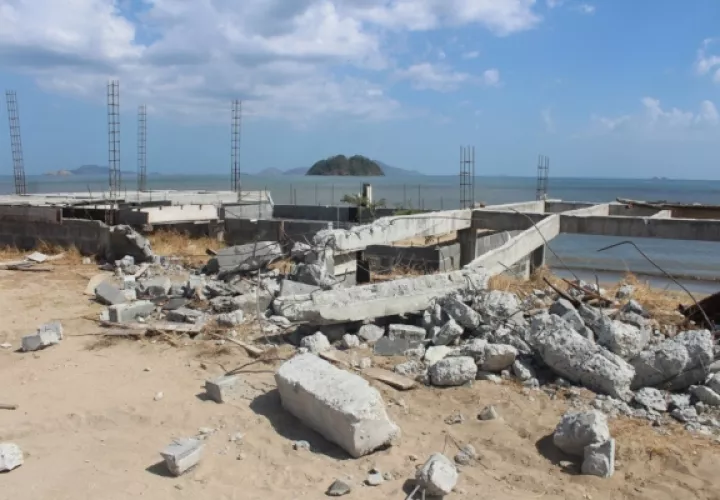 A finales del mes de marzo, la Alcaldía de Arraiján a través del juez de paz de Veracruz, se procedió a demoler una cerca perimetral dentro de la cual se mantenían meses para el expendio de comida y licor. Foto/Eric Montenegro