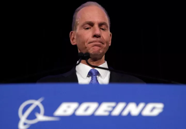 El presidente ejecutivo de Boeing, Dennis Muilenburg, habla durante una conferencia de prensa después de la reunión anual de accionistas de la compañía en el Field Museum de Chicago. FOTO/AP