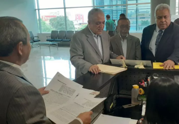 El exvocero presidencial estuvo acompañado del abogado Alejandro Pérez.