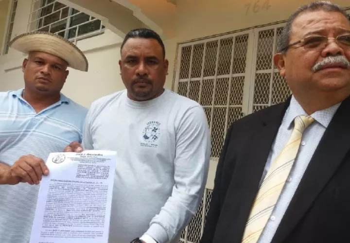Momento en que se interponía la denuncia en el Ministerio Público. Foto de Adiel Bonilla