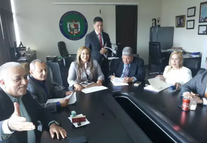 Abogados de Ricardo Martinelli presentaron denuncia penal contra Juan Carlos Varela. 
