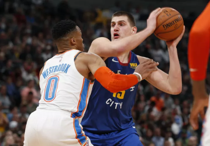Nikola Jokic de los Nuggets de Denver (der.). Foto:AP