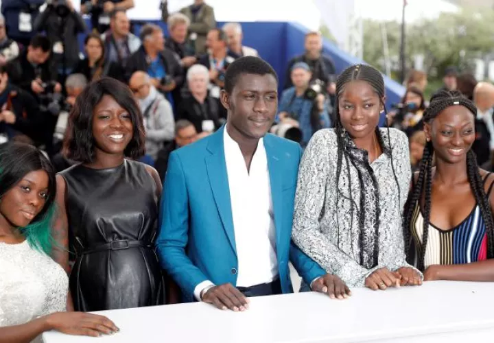 Las actores  Nicole Sougou, Mame Bineta Sane y Mariama Gassama y Amadou Mbow.  EFE