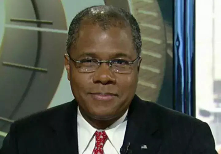 Comentarista político estadounidese Deroy Murdock sugiere que caravana de migrantes debe ir a Panamá. Foto/Internet