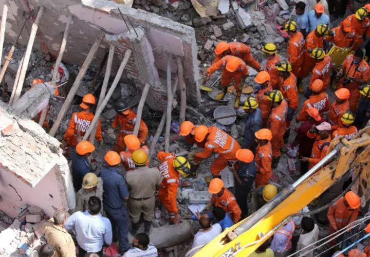 Siguen las labores de rescate tras el derrumbe del edificio en la India. EFE