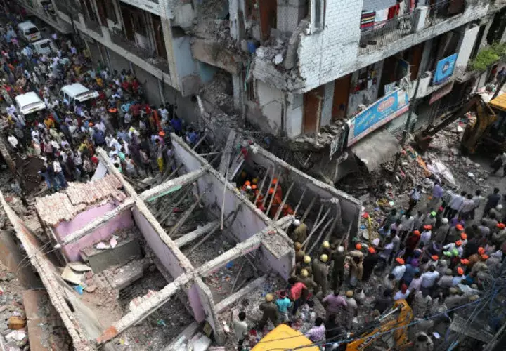 Varios equipos médicos y de bomberos se desplazaron al lugar tras el derrumbe del edificio en la India. EFE