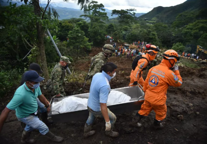 Socorristas trasladan cuerpos tras el deslizamiento de tierra, en la vereda Portachuelo, en el municipio de Rosas, Cauca. Foto: EFE.