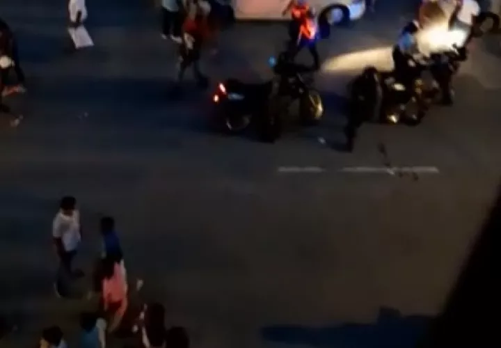 La policía Nacional suspendió el desfile de aniversario de la Súper Banda por medidas de seguridad y por haberse pasado del horario que tenían para la actividad.  