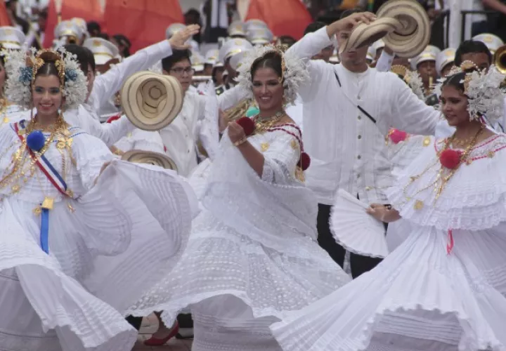 Hermosas empolleradas del Instituto Panamericano (IPA), frente al Palacio de las Garzas. /Foto Víctor Arosemena