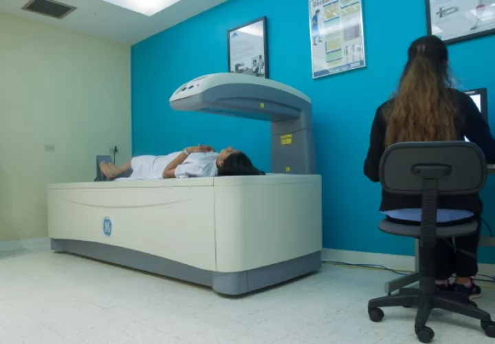 Detectar en etapa temprana la pérdida de hueso es realmente lo que busca el médico. Foto: Cortesía