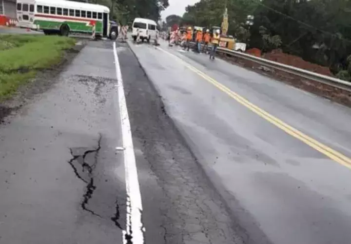 Tramo de la carretera Panamá-Colón que se hundió. /Foto Diomedes Sánchez