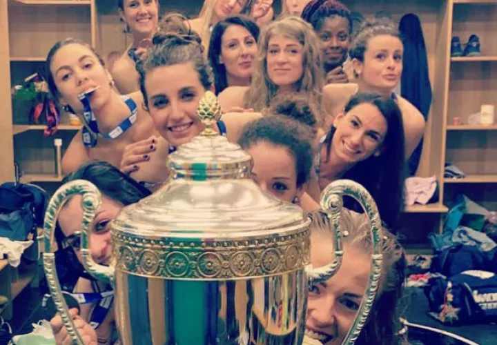Las chicas del Imoco desnudas detrás del trofeo del tricampeonato.