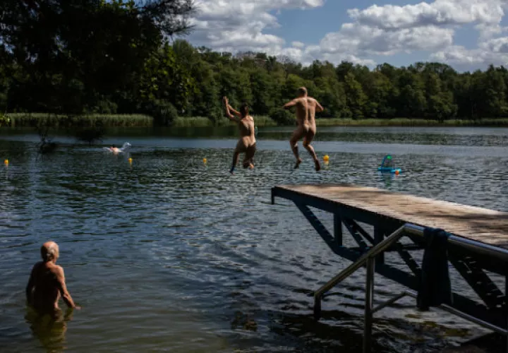 Tramos de costas alemanas están designados como playas nudistas, y hay un sendero de excursionismo nudista. Foto/ Lena Mucha para The New York Times.