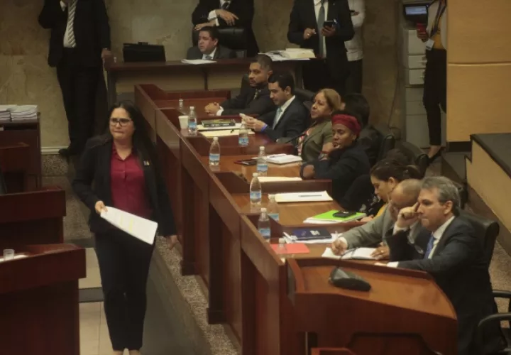 Fue la presidenta de la Comisión de la Mujer de la Asamblea, Zulay Rodríguez, la que solicitó la remoción del defensor del pueblo. Foto de Víctor Arosemena 