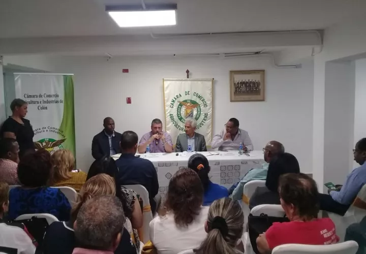 Consejo Municipal reunido en Pilón. Foto: Diómedes Sánchez. 
