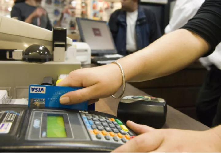La morosidad en pago de tarjetas de crédito va en aumento. Archivo