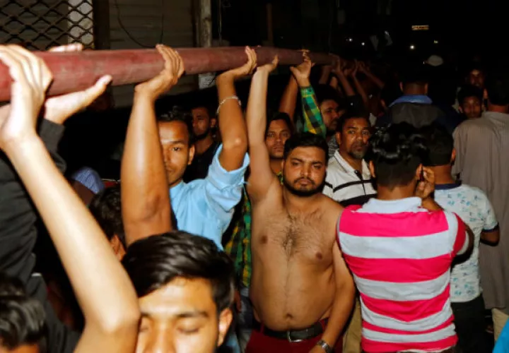 Bomberos y lugareños trabajan para apagar el fuego en Churihatta en Chawk bazar, Old Dhaka, Bangladesh. Foto: EFE. 