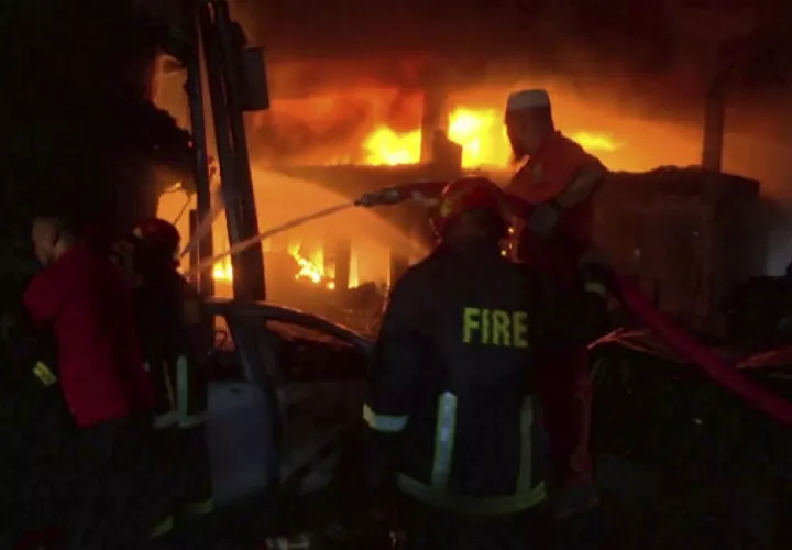 Bomberos combatiendo el incendio. Foto: AP.