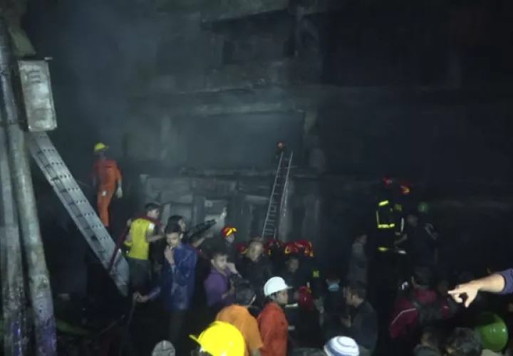 Socorristas en labores de rescate durante el fuego. Foto. AP.
