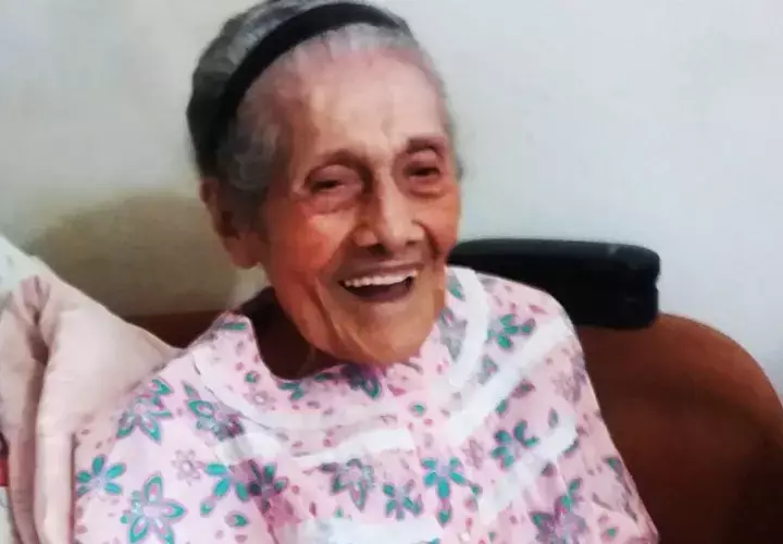 Nieves Grimas siempre tiene una sonrisa para quienes la visitan en su casa.  Adiel Bonilla