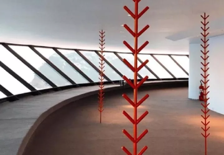 Diablo Rosso se congratula de que la individual de Engel Leonardo "Farol" se exhibe en el Museo de Niterói en Rio de Janeiro.