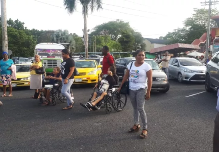 Los pacientes cerraron por espacio de una hora la calle. Foto/Diómedes Sánchez
