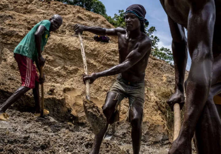 Trabajadores ganan 3 dólares diarios por extraer diamantes de minas en la República Centroafricana. Foto/ Ashley Gilbertson para The New York Times.