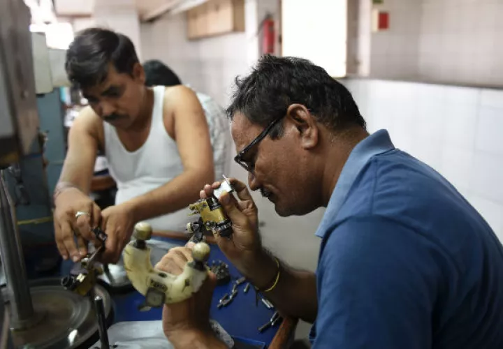 Los fabricantes indios cortan o pulen alrededor del 90 por ciento de los diamantes del mundo. Foto/ Sam Panthaky/Agence France-Presse — Getty Images.