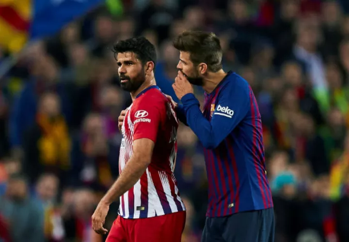 Gerard Piqué saca a Diego Costa del campo. Foto EFE