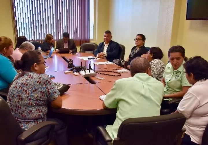 El director ejecutivo nacional de los Servicios y Prestaciones en Salud de la CSS, Eric Perdomo, se reunió con los afectados por el dietilenglicol.