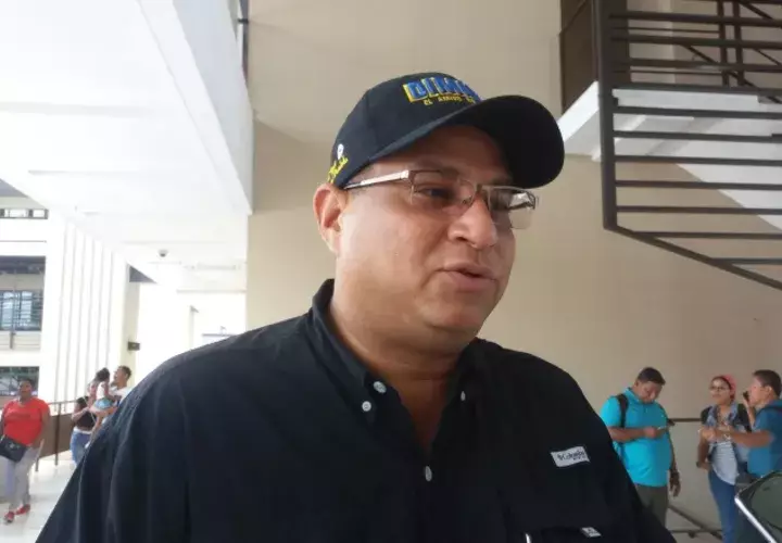 Dimitri Flores es el precandidato que más firmas ha entregado. /Foto Adiel Bonilla