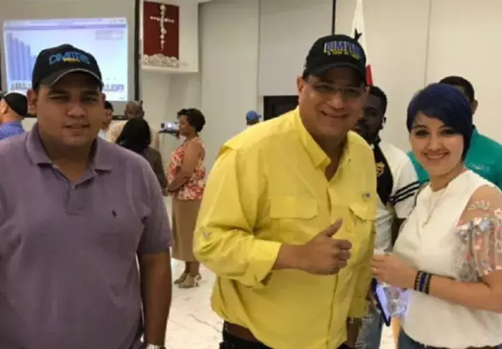 Dimitri Flores (camisa amarilla), aspirante a la presidencia por la libre postulación.