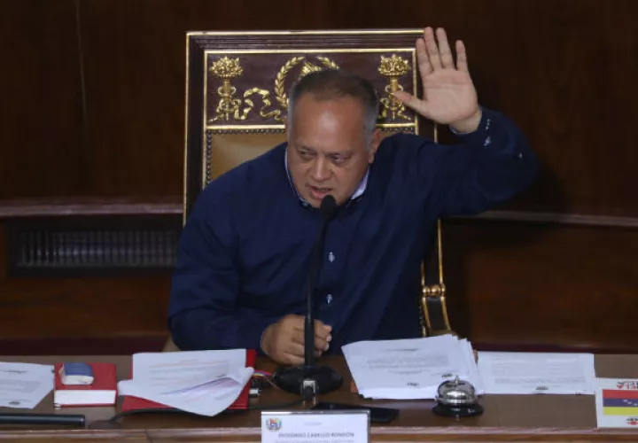 Diosdado Cabello alza su mano en la sesión de la ANC este lunes, en Caracas. Foto: EFE.
