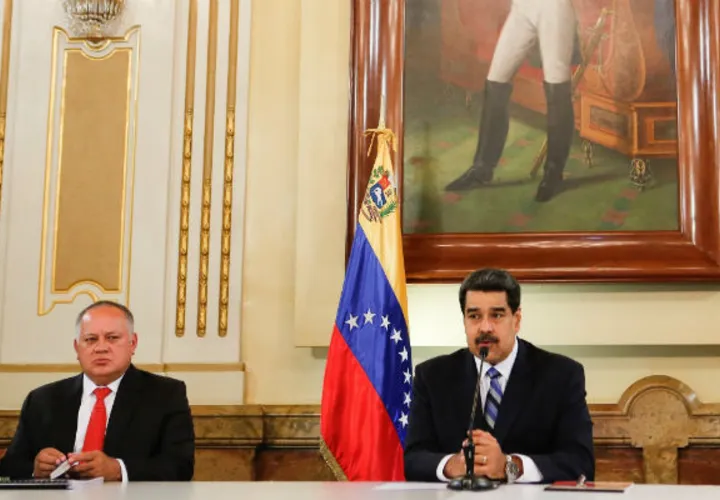 Diosdado Cabello (izq), junto a Nicolás Maduro, en una reunión con el Consejo de Defensa. Foto: EFE.