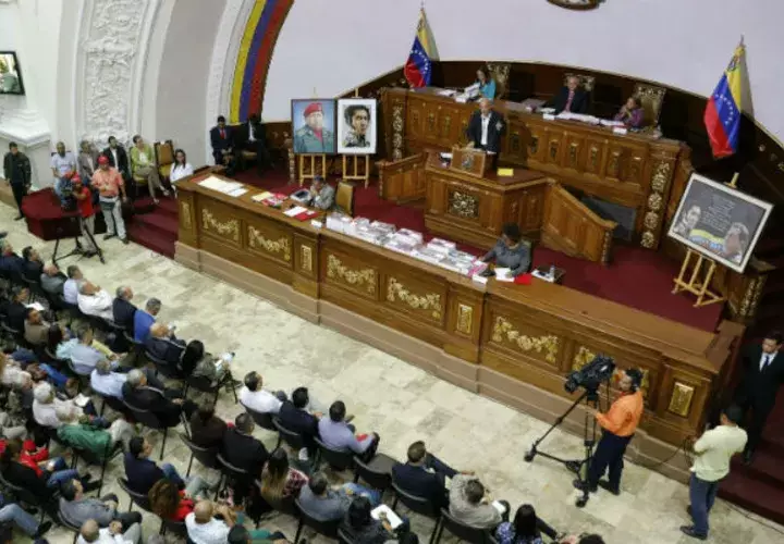 La Asamblea Constituyente venezolana  integrada solo por chavistas pide enjuiciar a Juan Guaidó. Foto: AP.